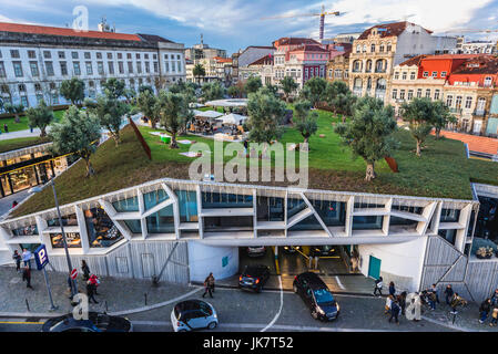 Place de Lisbonne plus petit parc Passeio dos Clerigos centre commercial dans la ville de Porto sur la péninsule ibérique, deuxième plus grande ville du Portugal Banque D'Images