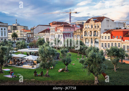 Place de Lisbonne plus petit parc Passeio dos Clerigos centre commercial dans la ville de Porto sur la péninsule ibérique, deuxième plus grande ville du Portugal Banque D'Images