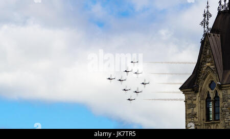 Survol des Snowbirds des Forces canadiennes la Tour de la paix de l'édifice du Parlement pour célébrer la fête du Canada, Ottawa, capitale du Canada Banque D'Images