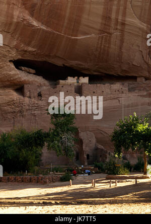 La ruine de la Maison Blanche, Canyon de Chelly, Arizona : vente de bijoux Navajo en face de l'histoire multi-maçonnerie Anasazi pueblo falaise de grès et d'habitation. Banque D'Images