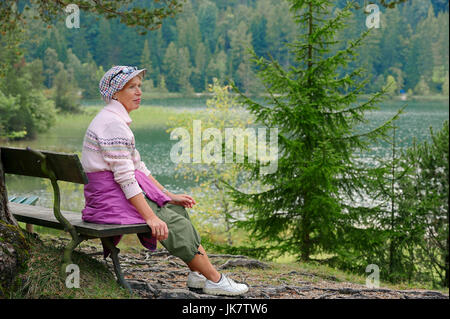 Couple sur un banc au bord du lac de Lautersee, Werdenfelser Land, Bavière, Allemagne | Frau auf rastet suis Lautersee Banque, Werdenfelser Land Banque D'Images