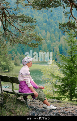 Couple sur un banc au bord du lac de Lautersee, Werdenfelser Land, Bavière, Allemagne | Frau auf rastet suis Lautersee Banque, Werdenfelser Land Banque D'Images