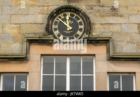 La fenêtre avant de Haddington Corn Exchange sur Court Street, East Lothian gold horloge & chiffres romain daté 1997, James Ritchie & Sons Edinburgh Banque D'Images