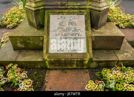 Liste des soldats tombés au monument commémoratif de guerre dans l'église, St Mary's Collegiate Church, Haddington, East Lothian, Scotland, UK, avec des géraniums Banque D'Images