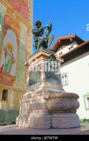 Statue de luthier Matthias Klotz et peintures à l'église paroissiale Saint-Pierre et Paul, Mittenwald, Werdenfelser Land, Bavière, Allemagne Banque D'Images