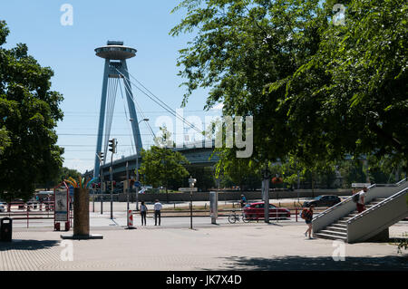 Pont d'observation des OVNIS sur le pont SNP, Bratislava, Slovaquie Banque D'Images