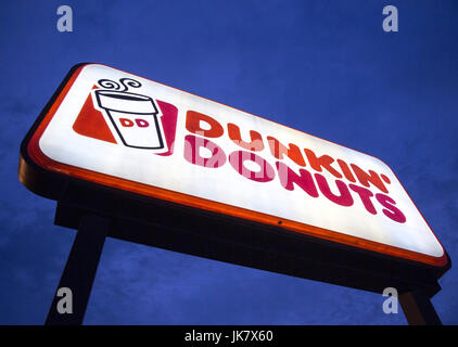 Un Dunkin' Donuts sign in Ramsey, New Jersey Banque D'Images