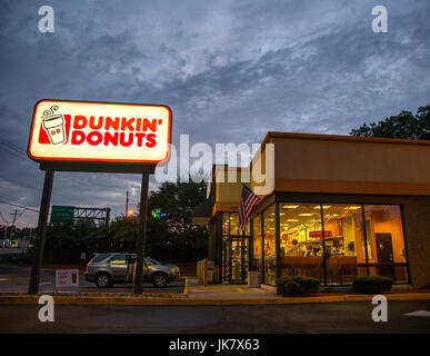 Un Dunkin' Donuts sign in Ramsey, New Jersey Banque D'Images