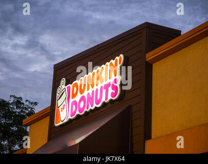 Un Dunkin' Donuts sign in Ramsey, New Jersey Banque D'Images