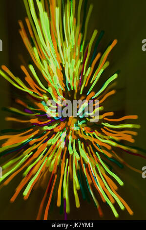 Explosion de lumières, prises en zoomant sur un arbre de Noël, puis le changement de couleur sur Photoshop Banque D'Images