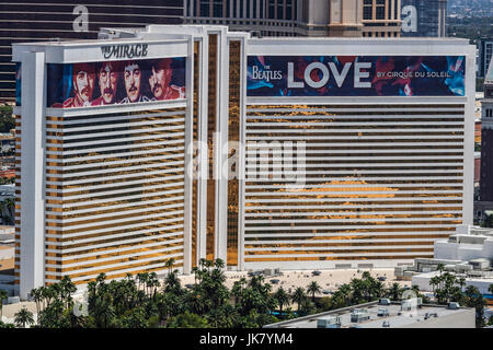 Las Vegas - Circa Juillet 2017 : Vue aérienne de la Mirage Hotel and Casino. Le Mirage est l'accueil des Beatles : AMOUR spectacle du Cirque du Soleil I Banque D'Images