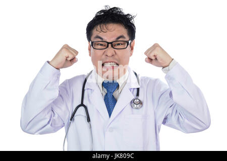 Chinois asiatique homme frustré médecin fou hurlant de fond blanc isolé Banque D'Images