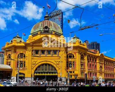 La gare de Flinders Street - gare à l'angle des rues Flinders et Swanston dessert la ville métropolitaine de l'ensemble du réseau ferroviaire. Banque D'Images