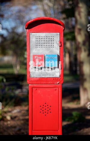 Les services d'urgence de l'appareil appelant dans un parc à New York, NY, USA. Banque D'Images