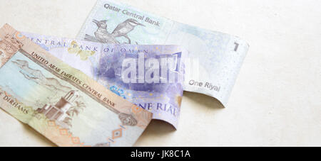 Eau, Oman et Qatar billets, isolated on white Banque D'Images