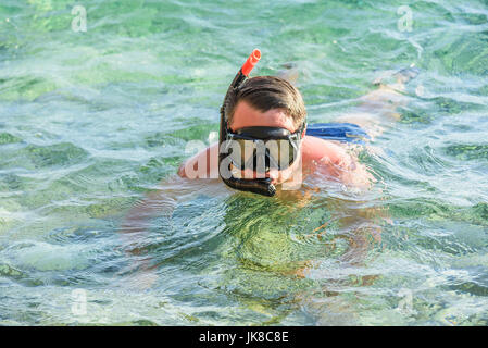 Homme dans un masque de plongée dans l'eau de mer. Banque D'Images