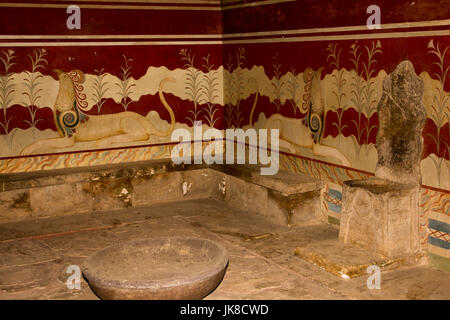 La salle du trône avec ses célèbres fresques de la couchant griffin Palais de Knossos qui était le centre de la civilisation minoenne et la culture. Banque D'Images