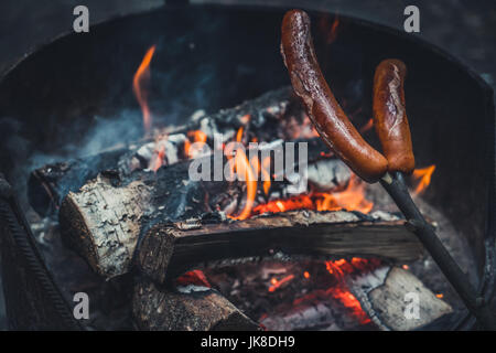 Les saucisses sur un bâton par cuisson sur feu Banque D'Images