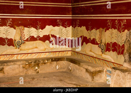 La salle du trône avec ses célèbres fresques de la couchant griffin Palais de Knossos qui était le centre de la civilisation minoenne et la culture. Banque D'Images