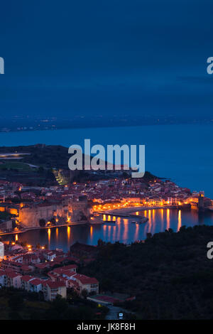 France, Languedoc-Roussillon, Pyrennes-Orientales, Département de la Côte Vermeille, Collioure, ville sommaire, Dawn Banque D'Images