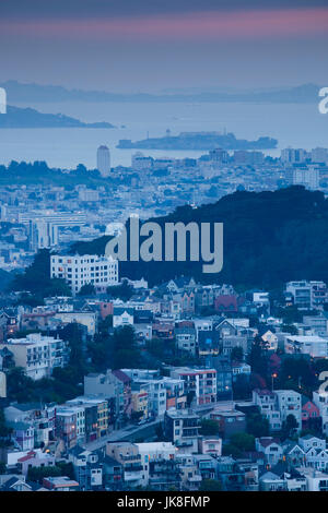 États-unis, Californie, San Francisco, Twin Peaks, augmentation de la vue sur la ville et l'île d'Alcatraz, Dawn Banque D'Images