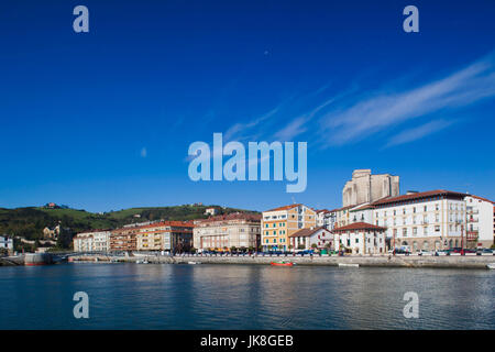 Espagne, Pays basque Région, province de Guipuzcoa, Zumaia, vue front de mer de la ville Banque D'Images