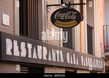 Espagne, Aragon, province de Saragosse, Saragosse, El Tubo de divertissement, signe pour le bar à tapas Casa Pascualillo Banque D'Images