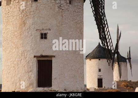 L'Espagne, Castilla-La Mancha Région, province de Tolède, La Mancha Région, Consuegra, meubles anciens moulins à vent de la Manche, la fin de l'après-midi Banque D'Images