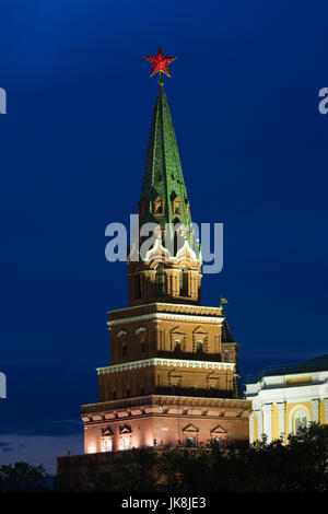 La Russie, de l'oblast de Moscou, Moscou, Kremlin, Tour Borovitskaya, soir Banque D'Images