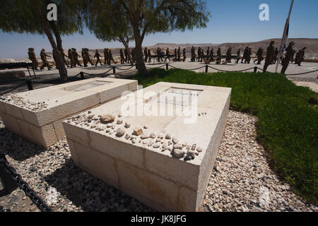 Israël, le Néguev, Sdé Boker, tombe de premier Premier ministre israélien David Ben Gourion et son épouse Paula Banque D'Images