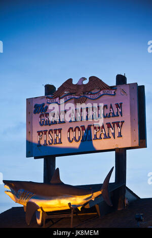 États-unis, Californie, Californie du Sud, Morro Bay, signe pour Great American Fish restaurant d'entreprise Banque D'Images