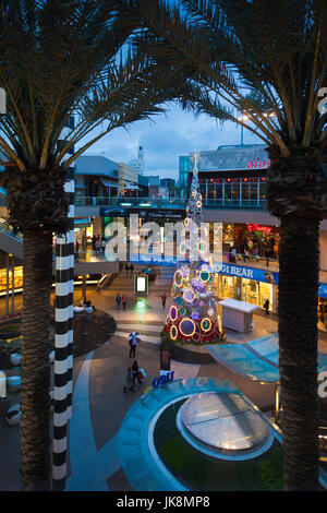 États-unis, Californie, Californie du Sud, dans la région de Los Angeles, Santa Monica, Santa Monica Place shopping mall, soir Banque D'Images