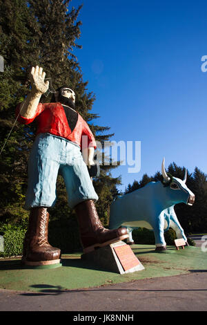 États-unis, Californie, Californie du Nord, Côte Nord, Klamath, arbres de parc mystérieux, de la statue de Paul Bunyan un Blue Ox Bébé Banque D'Images