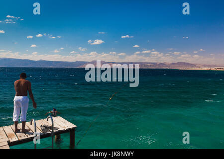 La Jordanie, Aqaba, le Roi Abdallah Reef Zone Touristique, Mer Rouge beach pier, NR Banque D'Images