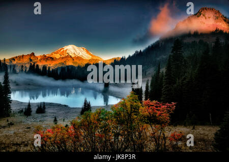 Mt. Rainier et Tipsoo Lake avec le lever du soleil et la couleur de l'automne. Mt. Rainier National Park. Washington Banque D'Images