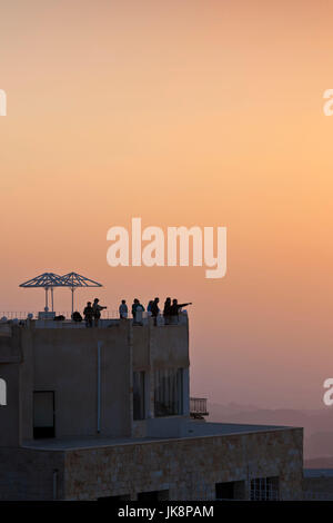 La Jordanie, Petra-Wadi Musa, silhouettes au coucher du soleil, l'hôtel Petra Banque D'Images