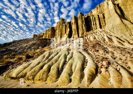 Falaise érodée avec puffy clouds. Red Rock Canyon State Park, Californie Banque D'Images