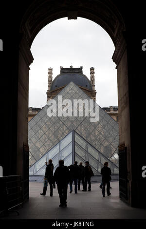 France, Paris, Musée du Louvre, vue de la pyramide du Louvre à partir de la rue de Rivoli Banque D'Images