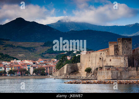 France, Languedoc-Roussillon, Pyrennes-Orientales, Département de la Côte Vermeille, Collioure, Château Royal Banque D'Images