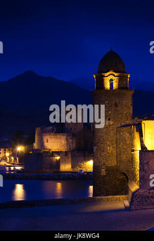 France, Languedoc-Roussillon, Pyrennes-Orientales, Département de la Côte Vermeille, Collioure, Château Royal et Eglise Notre-Dame des Anges, soir Banque D'Images