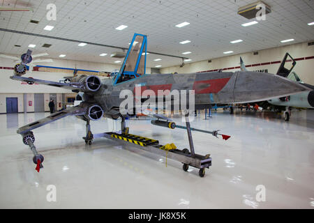 États-unis, Colorado, Denver, Wings Over the Rockies Air and Space Museum, la pleine échelle d'relplica X-Wing fighter de films La Guerre des étoiles Banque D'Images