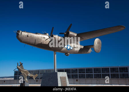 USA, Colorado Springs, Colorado, United States Air Force Academy, la sculpture de la Seconde Guerre mondiale à l'époque de deux bombardiers B-24 Liberator Banque D'Images