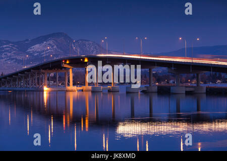 Le Canada, la Colombie-Britannique, de l'Okanagan, Kelowna, Okanagan Lake Bridge flottante, dusk Banque D'Images