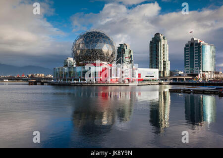 Canada, Colombie-Britannique, Vancouver, Granville Island, matin vue sur False Creek et de Science World Banque D'Images