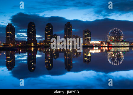 Canada, Colombie-Britannique, Vancouver, Granville Island, dawn vue sur False Creek et de Science World Banque D'Images