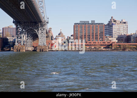 Sous le pont de Williamsburg à Manhattan, New York, NY, USA en 2013. Banque D'Images