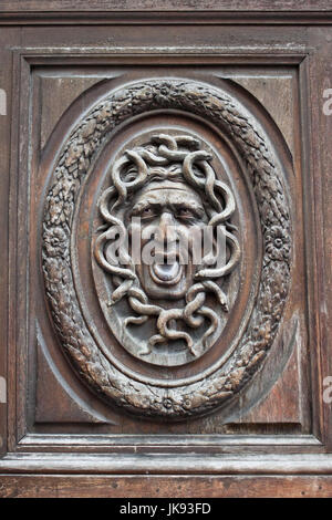 Sculpture tête de Méduse sur une porte en bois Banque D'Images