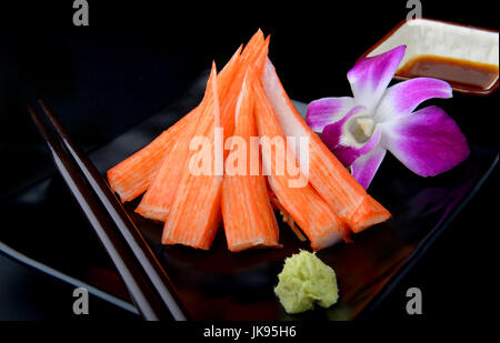 Kani japonais ou crap stick couper et mettre prêt à manger en plaque noire. Banque D'Images