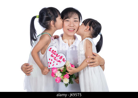 Peu de filles asiatiques Chinois célèbrent la fête des mères avec maman en isolé sur fond blanc Banque D'Images