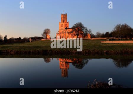 Vue nocturne de St Marys Church, de la rivière Nene, village Fotheringhay, Northamptonshire, England, UK Banque D'Images